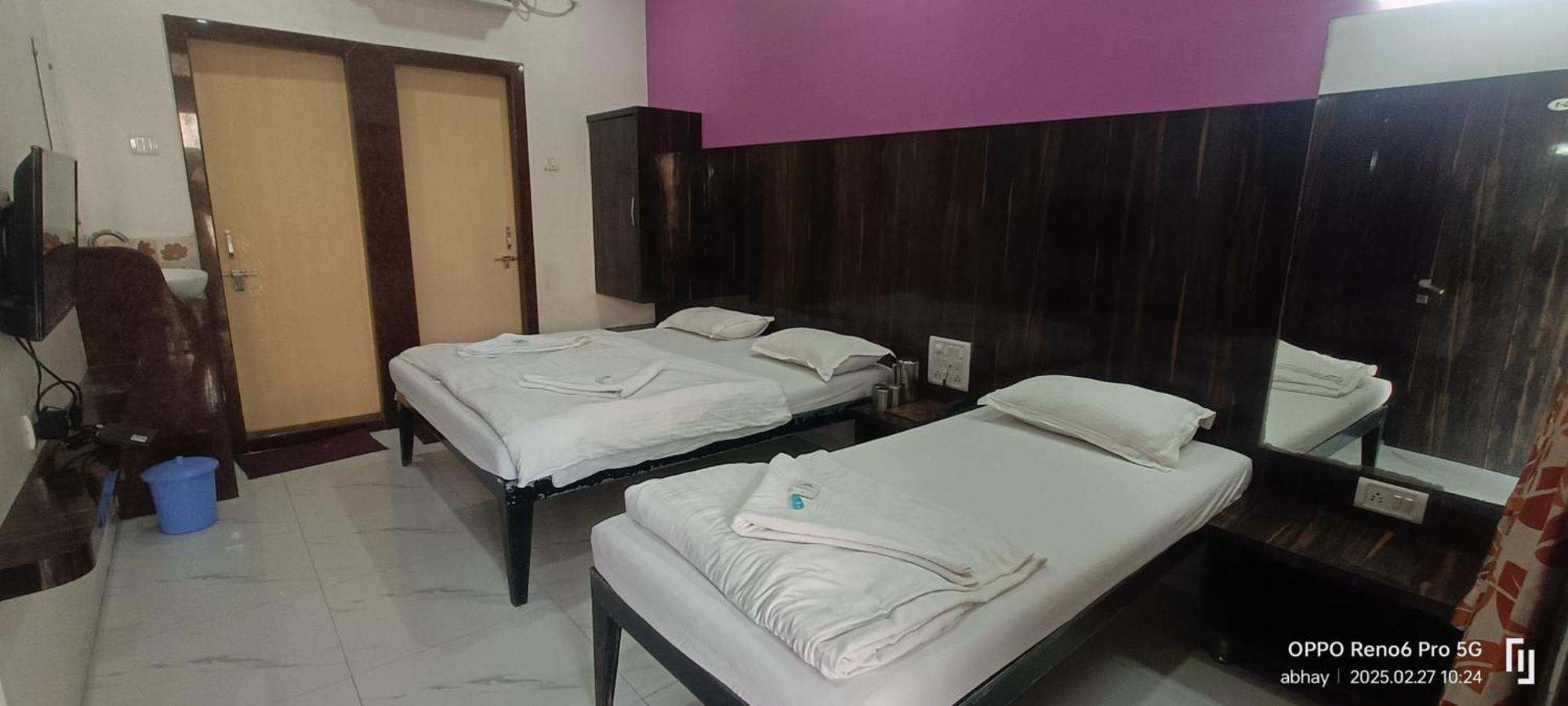 Hotel Yogiraj シルディ エクステリア 写真